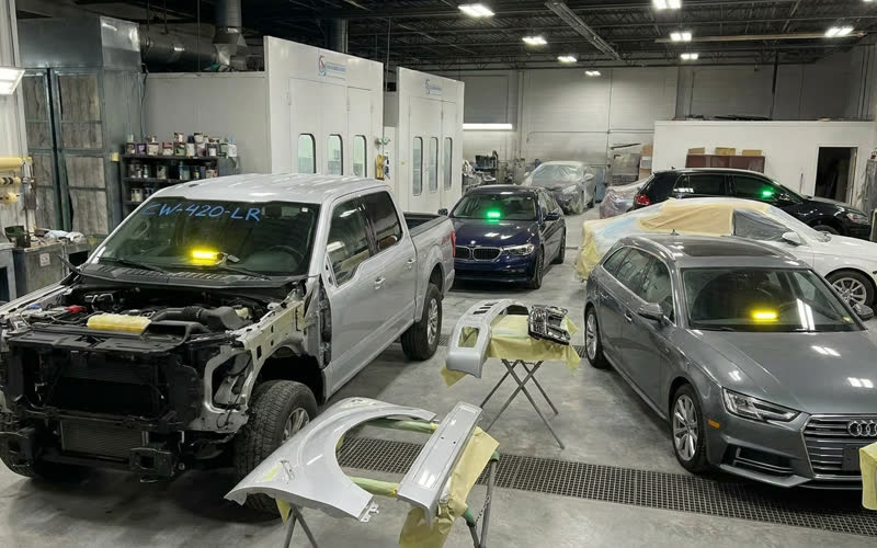 Atelier de carrosserie, véhicules en cours de réparation